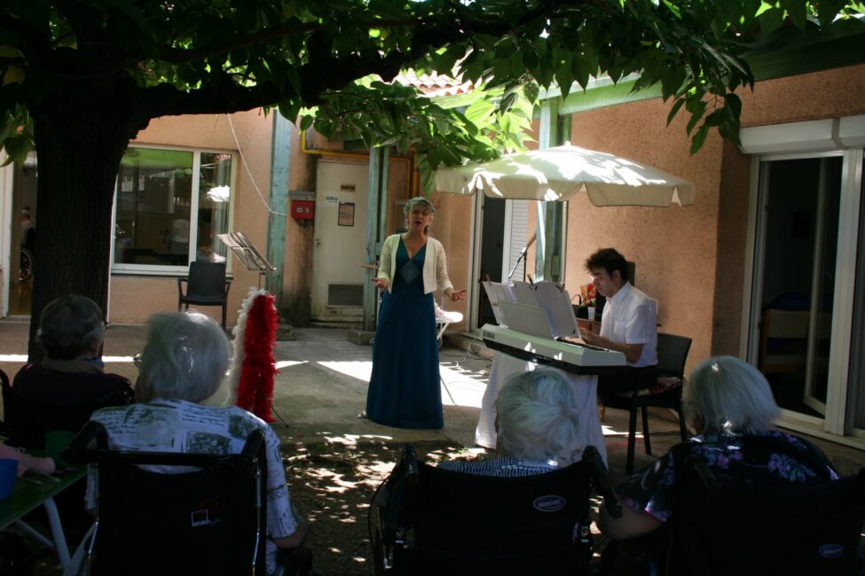 8 juillet 2020. Ehpad Jean Péridier. Belle après midi estivale et musicale dans le jardin des Lauriers roses.Grand plaisir partager à écouter Nathalie Nicaud , chanteuse soprano accompagnée au piano par Christophe.Merci pour ce beau moment.☀️