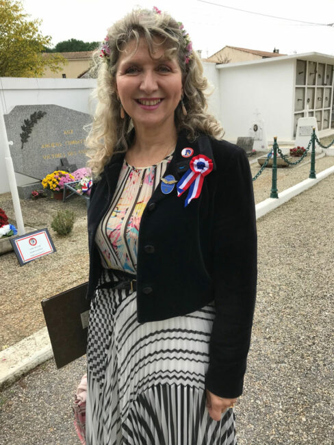 1 novembre 2019. Pont-Saint-esprit (30), cérémonie au carré militaire du cimetière, Nathalie en compagnie de Madame le Maire Claire Lapeyronie. a interprété: « La Marseillaise » et « Lili Marleen » a cappella. Quête toute la journée pour Le Souvenir Français.