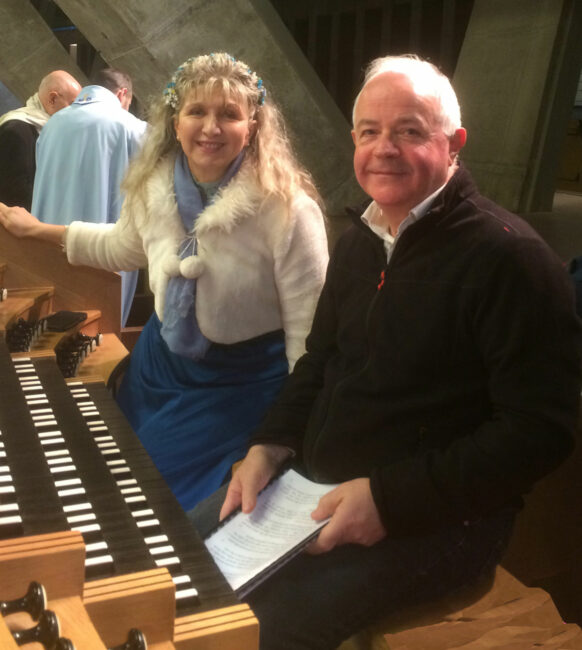 8 décembre 2019. Lourdes (65), Basilique souterraine, Saint Pie X, Nathalie accompagnée à l’orgue par Jean Zune, Fête de l’Immaculée Conception.