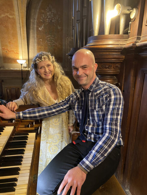 25 octobre 2020.  Montpellier, messe du Christ Roi à Sainte Eulalie, Nathalie est accompagnée à l’orgue par Louis Storez.