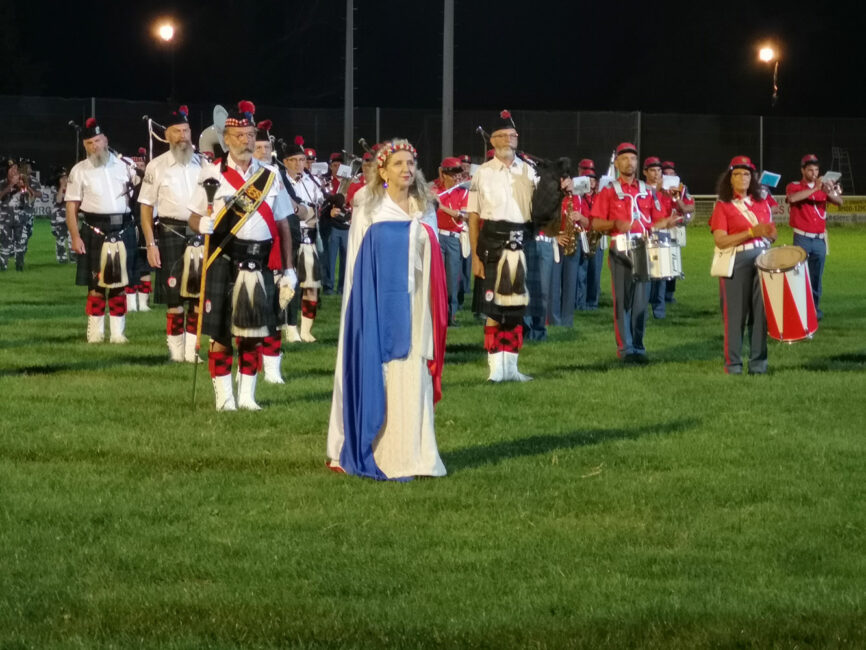 5 septembre 2020. Porcieu-Amblagnieu, (Isère), Festival International de Musiques Militaires et Civiles, Miss Liberty et son quintet sont invités après des mois sans pouvoir jouer ensemble! Ici avec le groupe de cornemuse the samarobriva pipes and drums