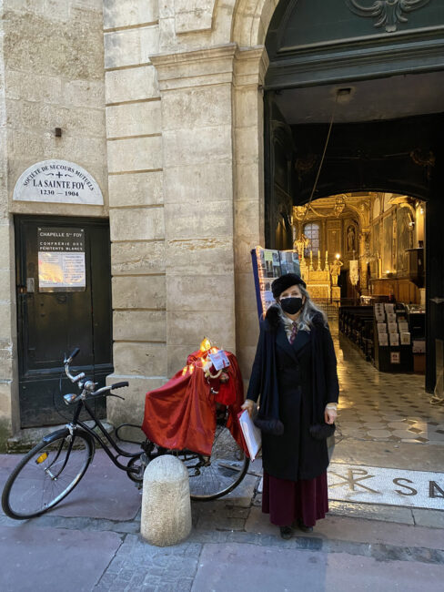 31 décembre 2020. MONTPELLIER, Nathalie chante Maman Noël! Devant La Chapelle des Pénitents Blancs…