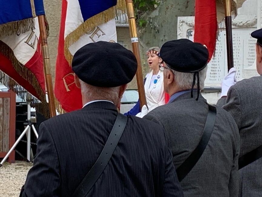 8 mai 2019. Pont-Saint-Esprit (30), après la messe de la Paix où Nathalie a tenu l’orgue et chanté, cérémonie devant le Monument aux Morts, interprétation de La Marseillaise, le Chant des Partisans.