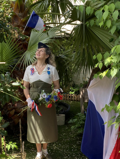 8 mai 2020. En cette belle journée du 8 mai, où nous sommes tous confinés, interdits de cérémonies mais pas d’être réunis par la pensée et le souvenir, chantons tous en cœur et avec ferveur en ce 75 ème anniversaire « Nôtre belle Marseillaise » et le « Chant des Partisans » drapeaux dans le vent dans un ciel bleu sans nuages, masques sur nos visages et nos yeux non sans larmes tournés vers d’autres paysages…