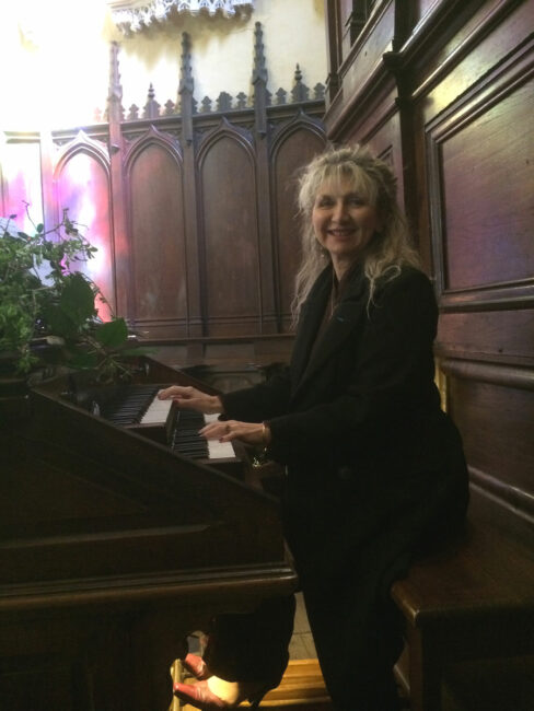 14 avril 2019. Pont-Saint-Esprit, église Saint-Saturnin, messe des Rameaux, Nathalie est à l’orgue et chante un extrait du Stabat Mater de Pergolesi.