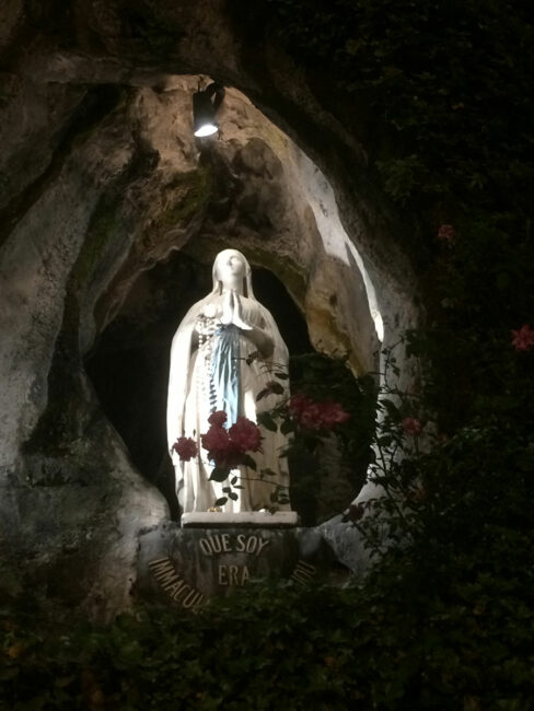 7 décembre 2019. Lourdes, (65), Fête de l’Immaculée Conception, Procession mariale, Nathalie chante un Ave Maria.