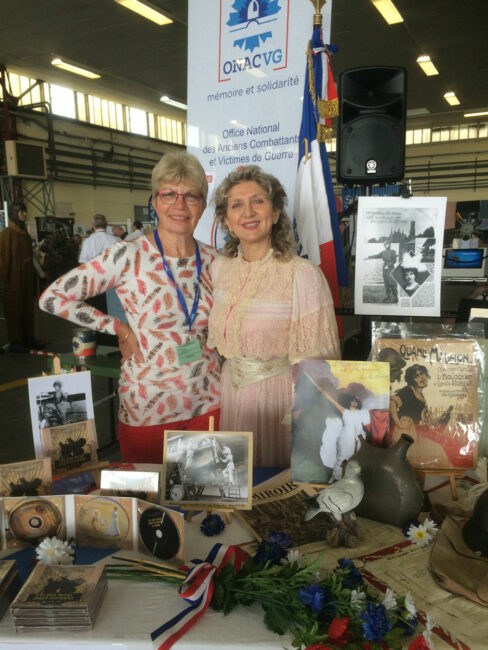 25 mai 2019. Orange (84), meeting aérien de la BA 115, Nathalie est en compagnie de Dominique, Présidente de l’association Montpellier Diva sur le stand des associations ANORAA et ANSORAA.