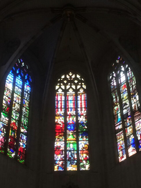 29 novembre 2019. Clery-Saint-André (45), Basilique Notre Dame, Nathalie chante à la messe.