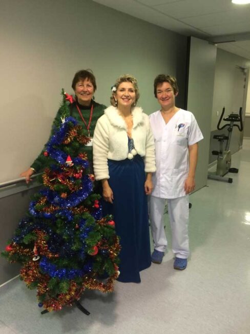 22 décembre 2016. Chants de Noël à l’Hôpital Saint-Eloi de MONTPELLIER avec Lucie Pichon, infirmière et Monique Haritonoff, coordinatrice des bénévoles de l’Association JALMALV.