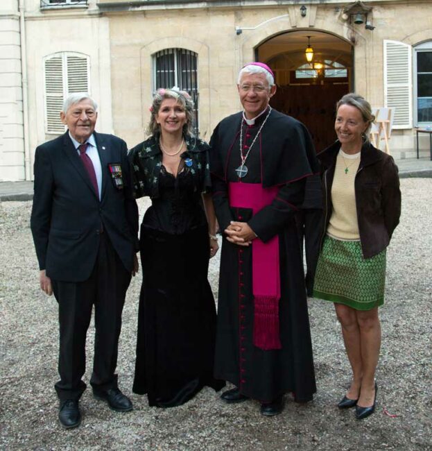 26 septembre 2015. Paris, messe en l’église Notre-Dame des Champs, participation musicale puis inauguration de la Maison St-Louis, présentation de quelques extraits chantés de l’album: « Les plus belles pages musicales de 14-18″. En présence de Monseigneur Luc RAVEL – Photos de Jean-José WANEGUE