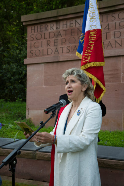 28 mai 2016. Concert « Des voix sacrées sur la Voie Sacrée » Cimetière militaire allemand de Troyon, interprétation de « Stille Nacht » et de « La Marseillaise » au cimetière du Faubourg-pavé de Verdun. Messe de Commémoration en la Cathédrale de Verdun, « Ave Maria » suivie de l’envol de la colombe de la Paix. – (Photos de Jean-José WANEGUE).