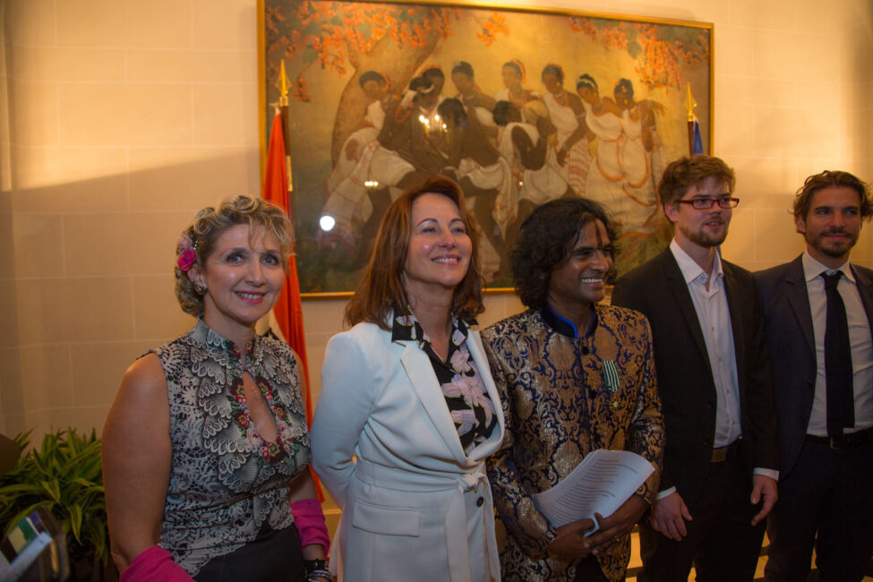 24 septembre 2015. Ambassade de l’Inde à Paris, pour la cérémonie de remise de la médaille d’Officier de l’Ordre des Arts et des Lettres à Raghunath Manet, danseur, chorégraphe et musicien. Nathalie chantera un air d’Antonio Vivaldi en présence de madame le Ministre Ségolène Royal et de l’Ambassadeur. – Photos de Jean-José WANEGUE