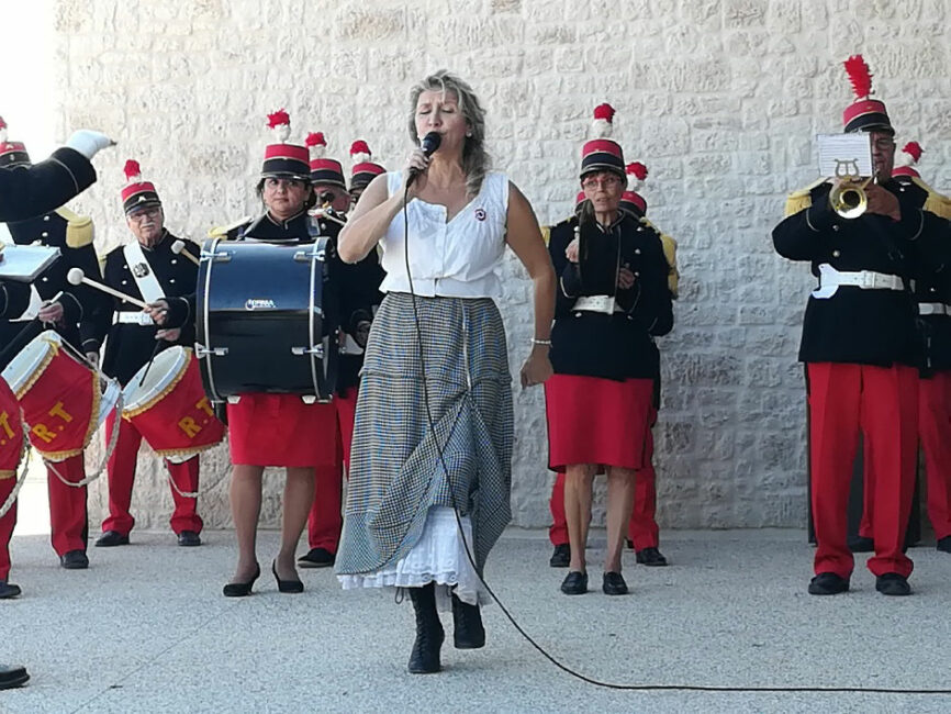 14 octobre 2018. Bollène, salle « La Cigalière », Commémoration Centenaire de la Première Guerre mondiale, Nathalie interprétera plusieurs chants de cette période accompagnée de la musique des Bersaglieri et de la Fanfare de Tarascon.