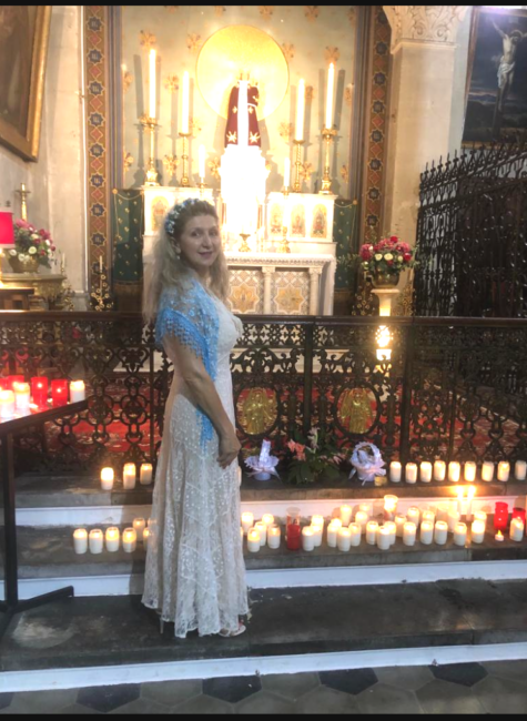 24 juillet 2022. Mondragon (26), Nathalie chante à la messe de la bénédiction de la Chapelle de Notre Dame des Plans en l’église Saint Trophime.