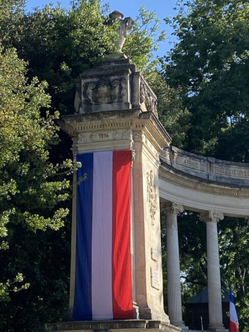 8 mai 2022. Montpellier (34), cérémonie du 8 mai. Douces pensées en bleu-blanc-rouge.