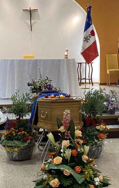 17 mai 2022. Montpellier (34), Nathalie chante pour la cérémonie d’Adieu au visage puis pour les obsèques en l’église Notre Dame de la Paix accompagnée à l’orgue par Brigitte Alzieu et au cimetière de Sète.