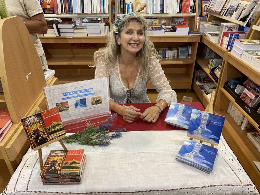 15 août 2022. Lourdes (65), dédicaces à la librairie du Sanctuaire, Nathalie attend ses fans!