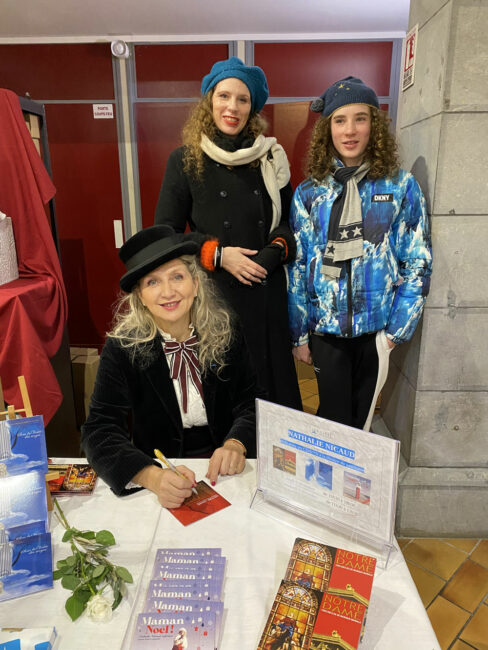 Vendredi 9 décembre 2022. Lourdes (66), deuxième journée de dédicaces à la librairie de la Grotte, Nathalie est entourée de nouveaux fans, Fanny et Valentin!