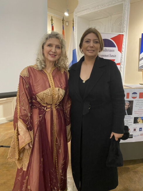 Samedi 17 décembre 2022 Montpellier (34), Maison des Relations Internationales Nelson Mandela, Nathalie est invitée par Madame Amal Lambert, présidente de l’association IMDH, a chanté en Arabe, en hébreux et en français en présence de Madame Nouzha Sahel, Consul Général du Maroc à Montpellier.