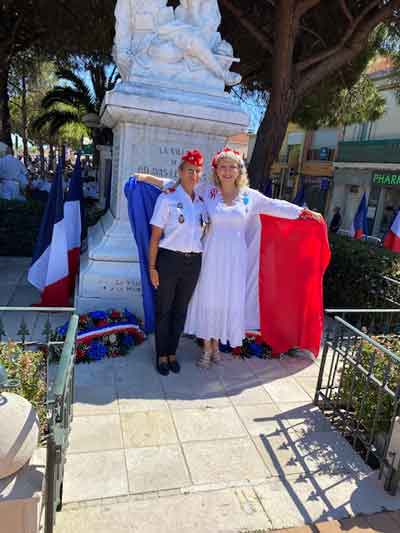 Vendredi 14 Juillet 2023. Palavas-Les-Flots (34), cérémonie au Monument aux Morts. Sont interprétés La Marseillaise avec les 167 jeunes du SNU et Flotte petit drapeau par Nathalie.