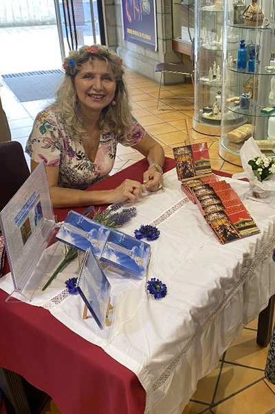 Lundi 14 août 2023. Lourdes (66), Nathalie dédicace ses disques à la librairie du sanctuaire.