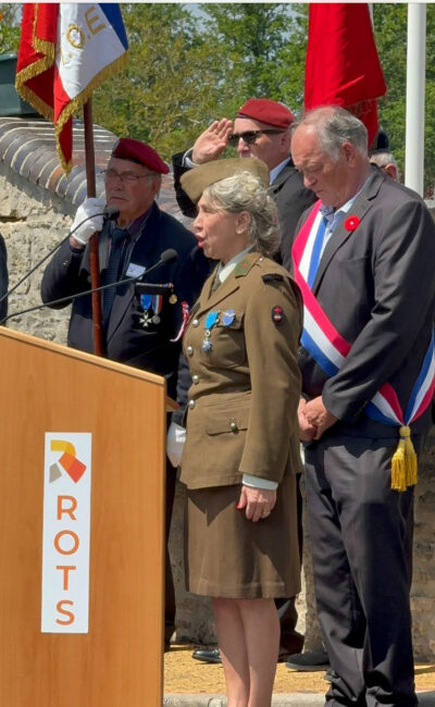 Mercredi 5 juin 2024. ROTS (14 ), Nathalie interprète « La Marseillaise » et l’Hymne Canadien « O Canada » au monument aux morts en présence des cadets de la Royal Air Force et du régiment de la Chaudière à la Stèle des canadiens.