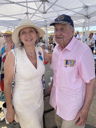 Jeudi 18 juillet 2024. Orange (84), BA 115 Caritat, Nathalie avec son papa, Lucien Nicaud, adjudant-chef de l’armée de l’Air et de l’Espace pour la cérémonie de la 5e Escadre de chasse.